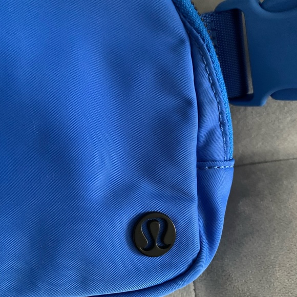 Lululemon Everywhere Belt Bag Wild Blue Bell Royal OG - Picture 4 of 12